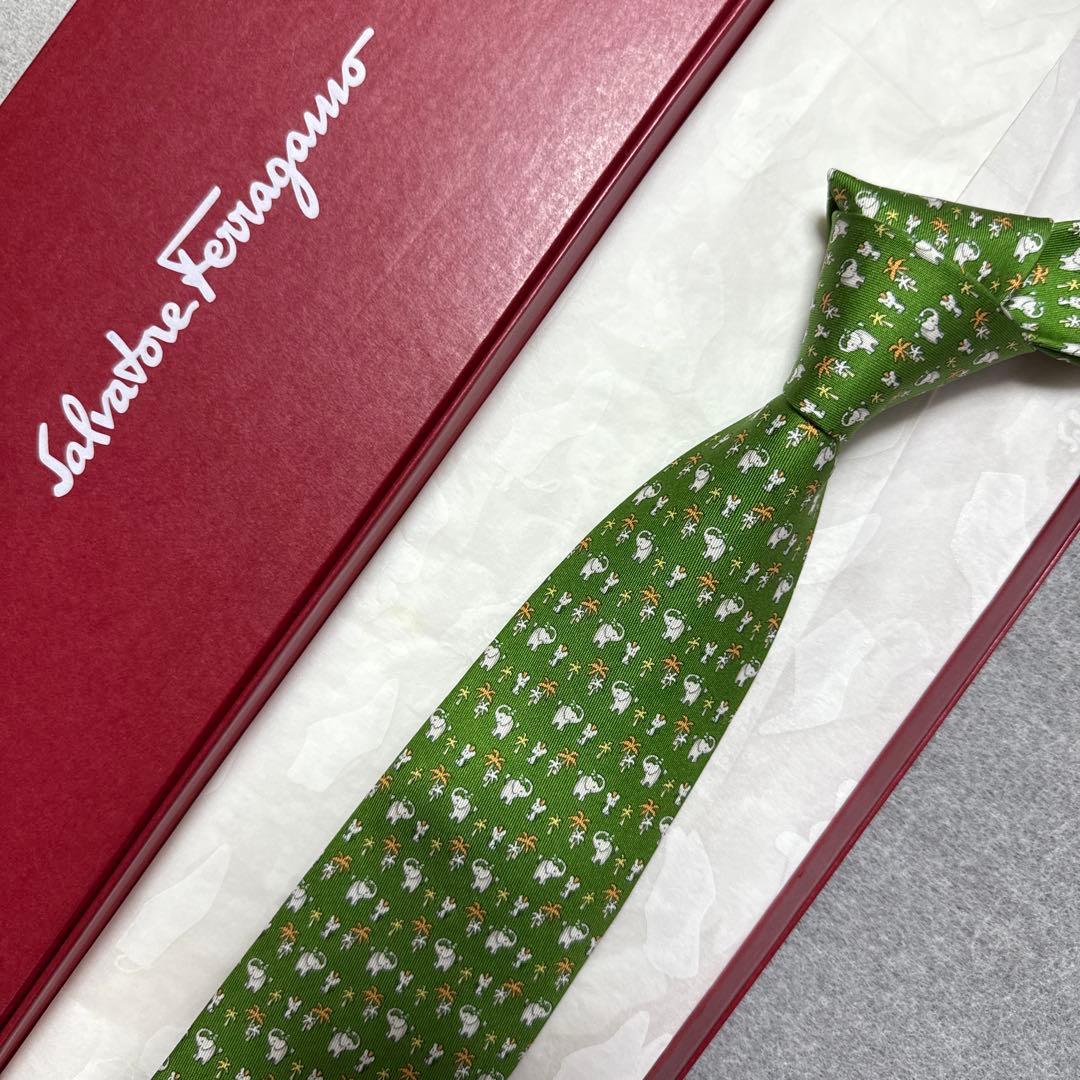 未使用　サルバトーレフェラガモ　ネクタイ　緑　象・ネズミ　動物柄