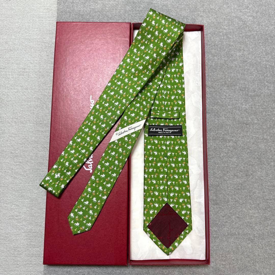 未使用　サルバトーレフェラガモ　ネクタイ　緑　象・ネズミ　動物柄