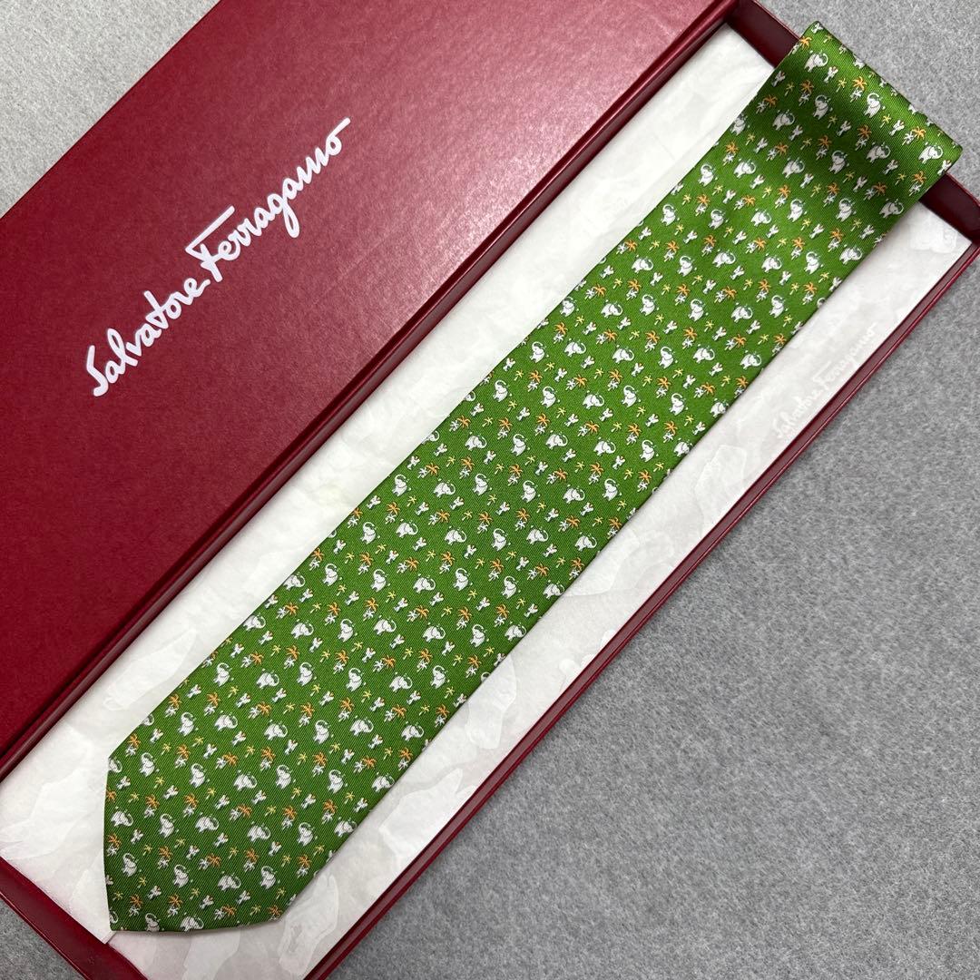 未使用　サルバトーレフェラガモ　ネクタイ　緑　象・ネズミ　動物柄