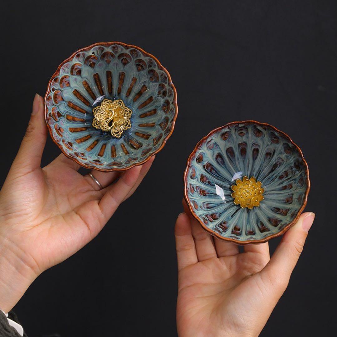 花模様の青色とオレンジの小皿