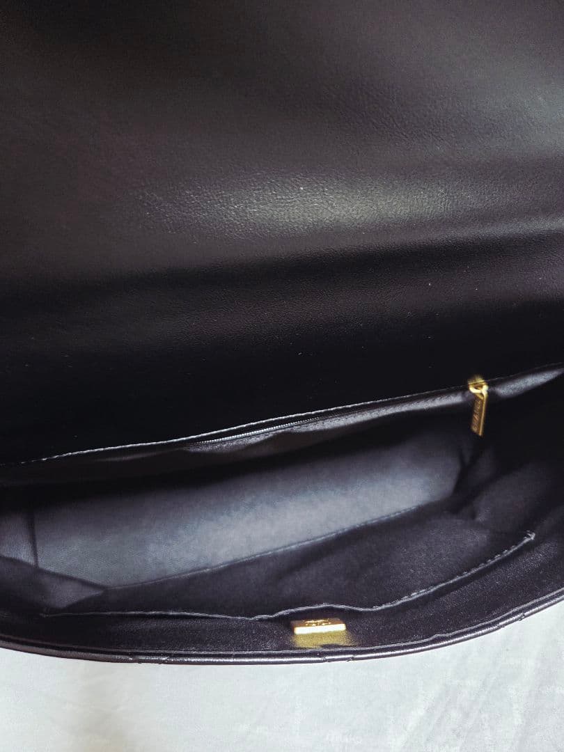 *レザーショルダーバッグ*　ゴールド、チェーン　キルティングА4