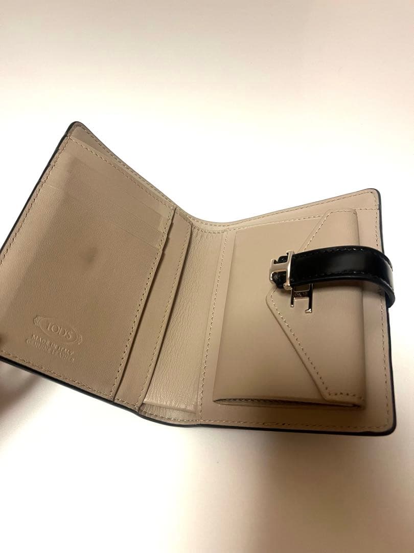 TOD'S 黒 レザー 二つ折り財布 箱付き