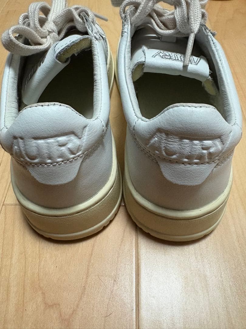 AUTRY ホワイトレザー スニーカー