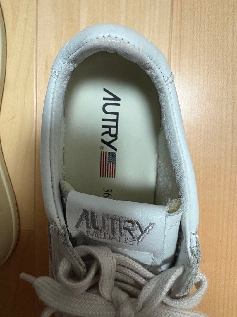 AUTRY ホワイトレザー スニーカー