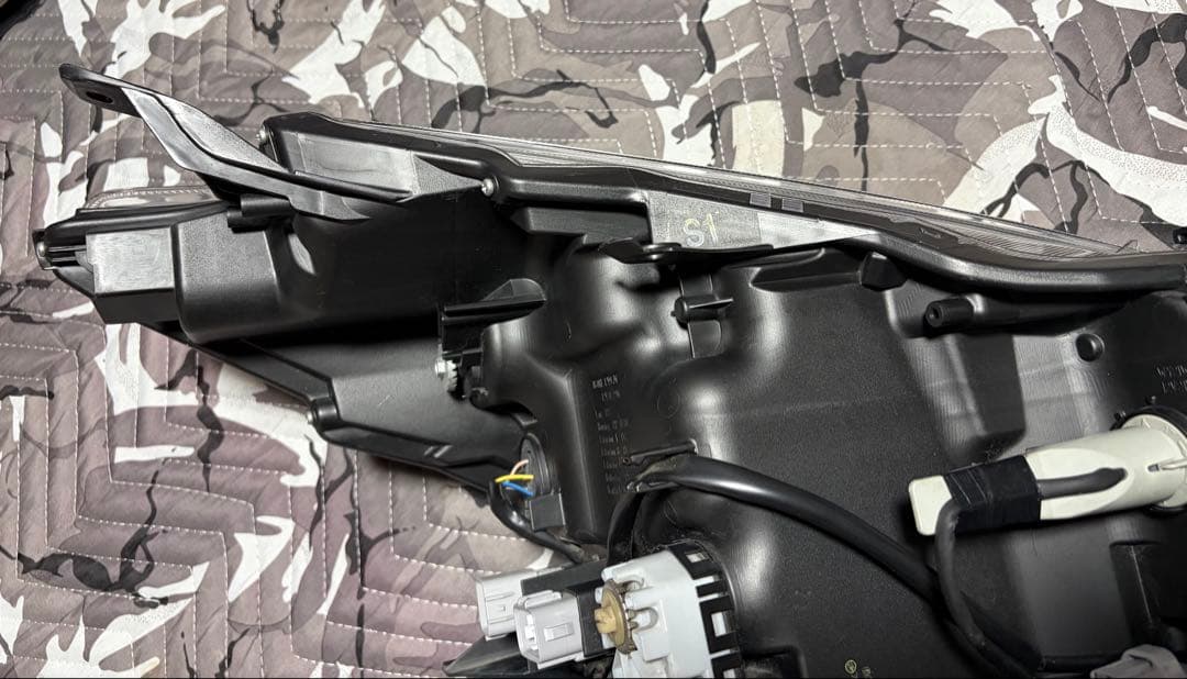 ラ*子様 H29年　プリウスα G's 左ヘッドライト