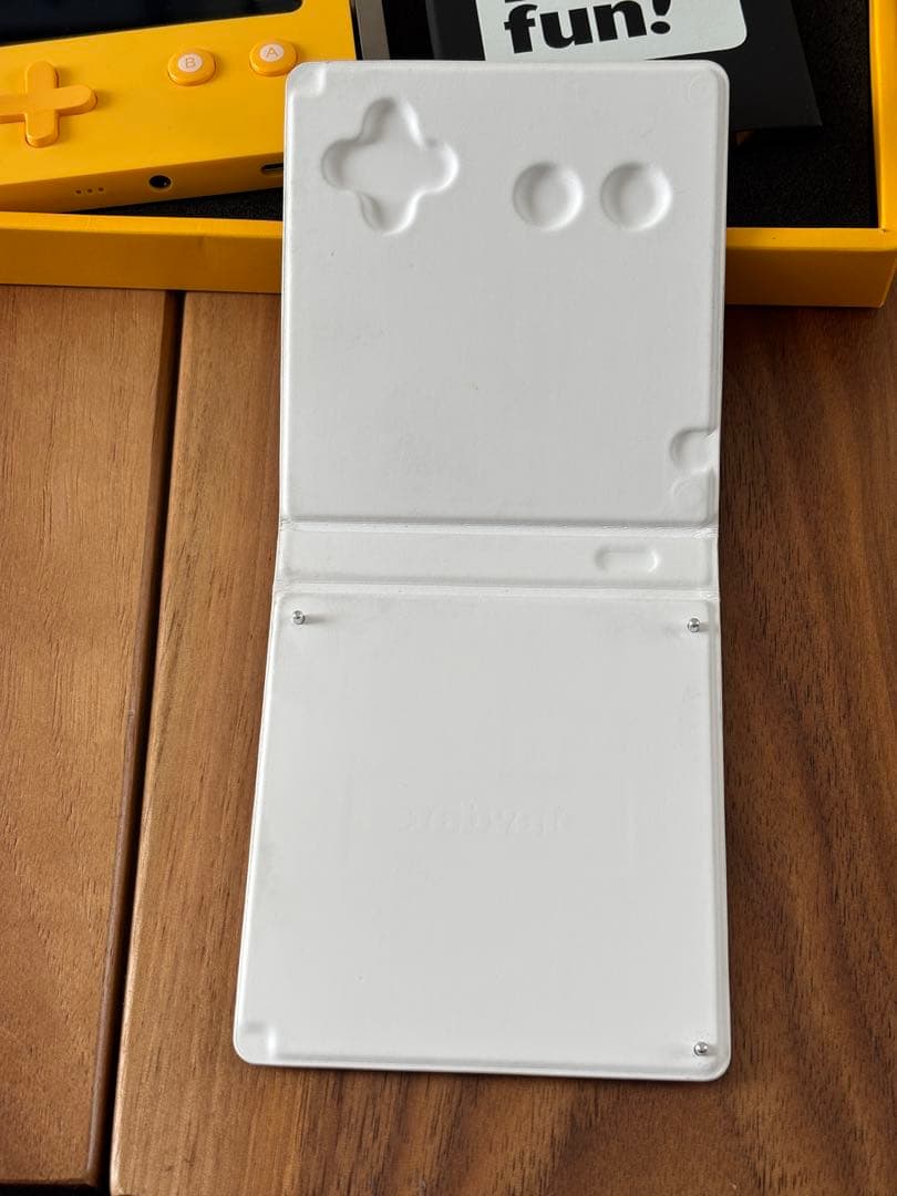 Playdate 本体 （液晶保護シール付き）+ 限定専用カバー（Pizza）