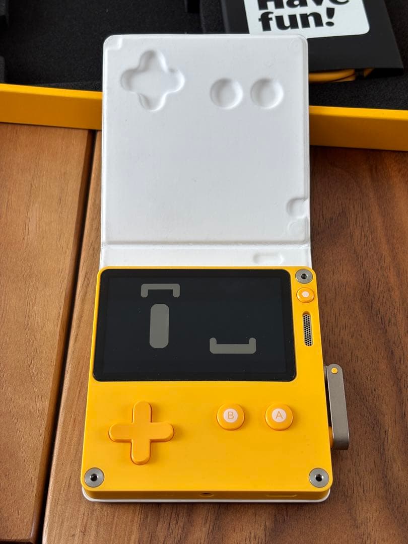 Playdate 本体 （液晶保護シール付き）+ 限定専用カバー（Pizza）