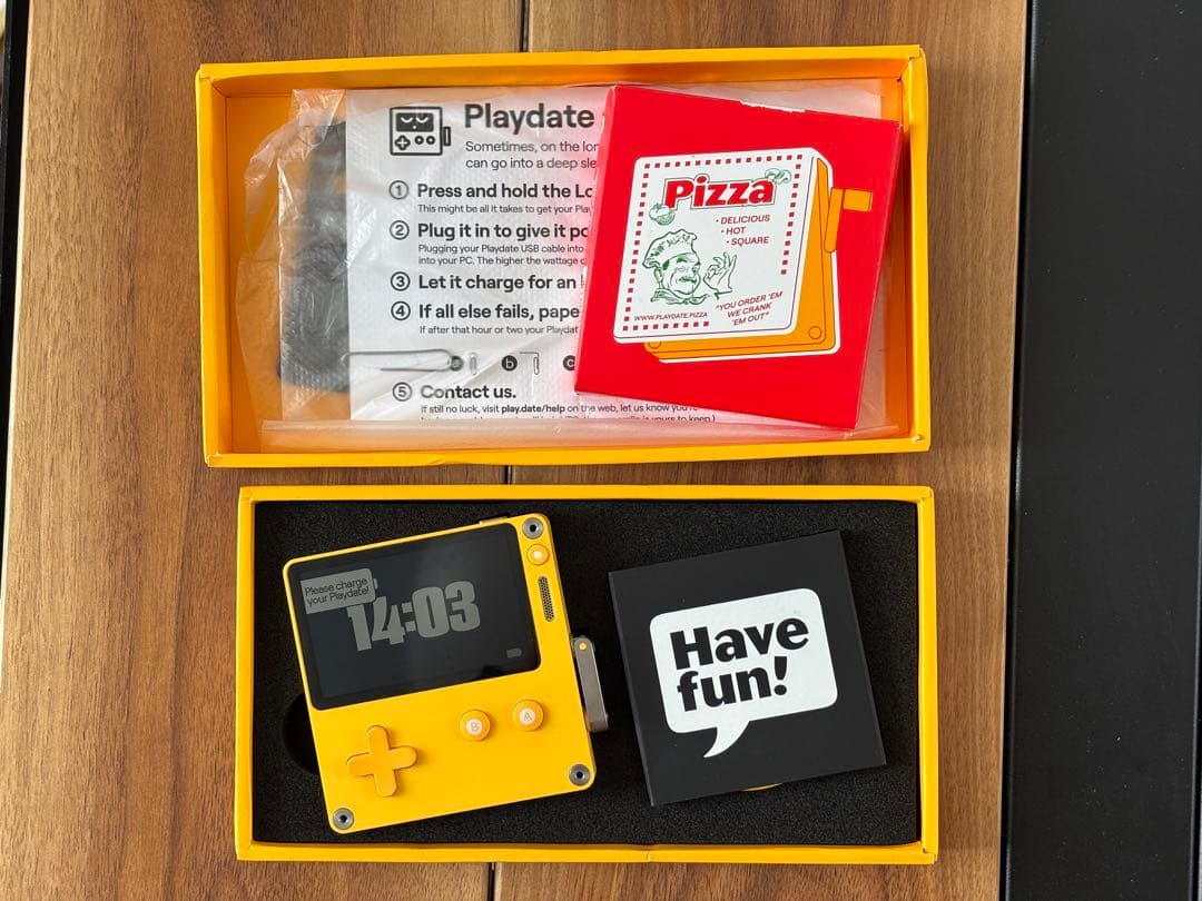 Playdate 本体 （液晶保護シール付き）+ 限定専用カバー（Pizza）