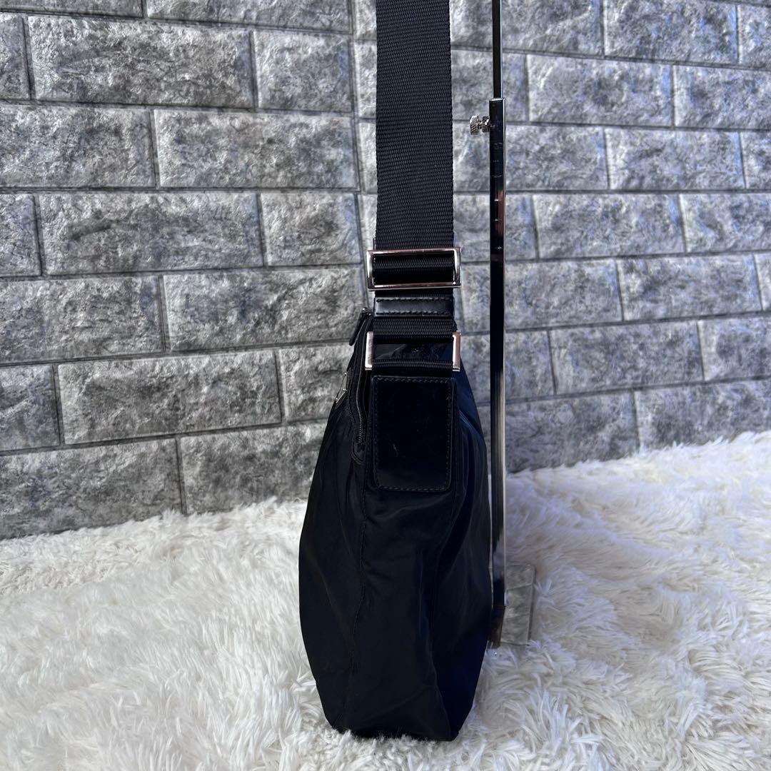 美品★PRADA ブラック ショルダーバッグ 斜め掛け可能 黒 ナイロン