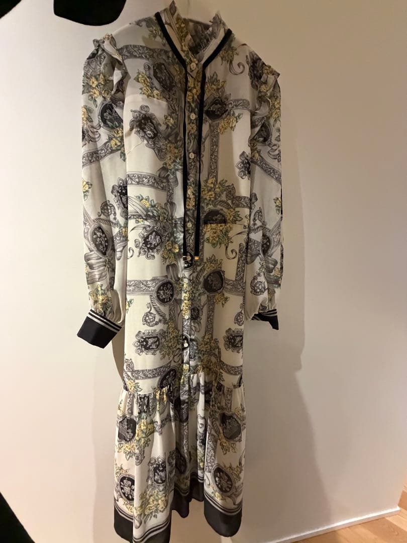 オーナメントフラワープリントワンピース