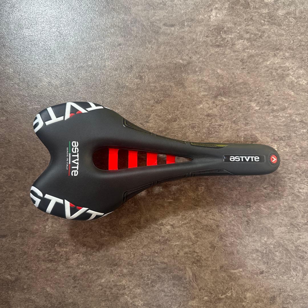 ASTUTE （アスチュート）SKYLITE VT3.0カーボ ソレールサドル