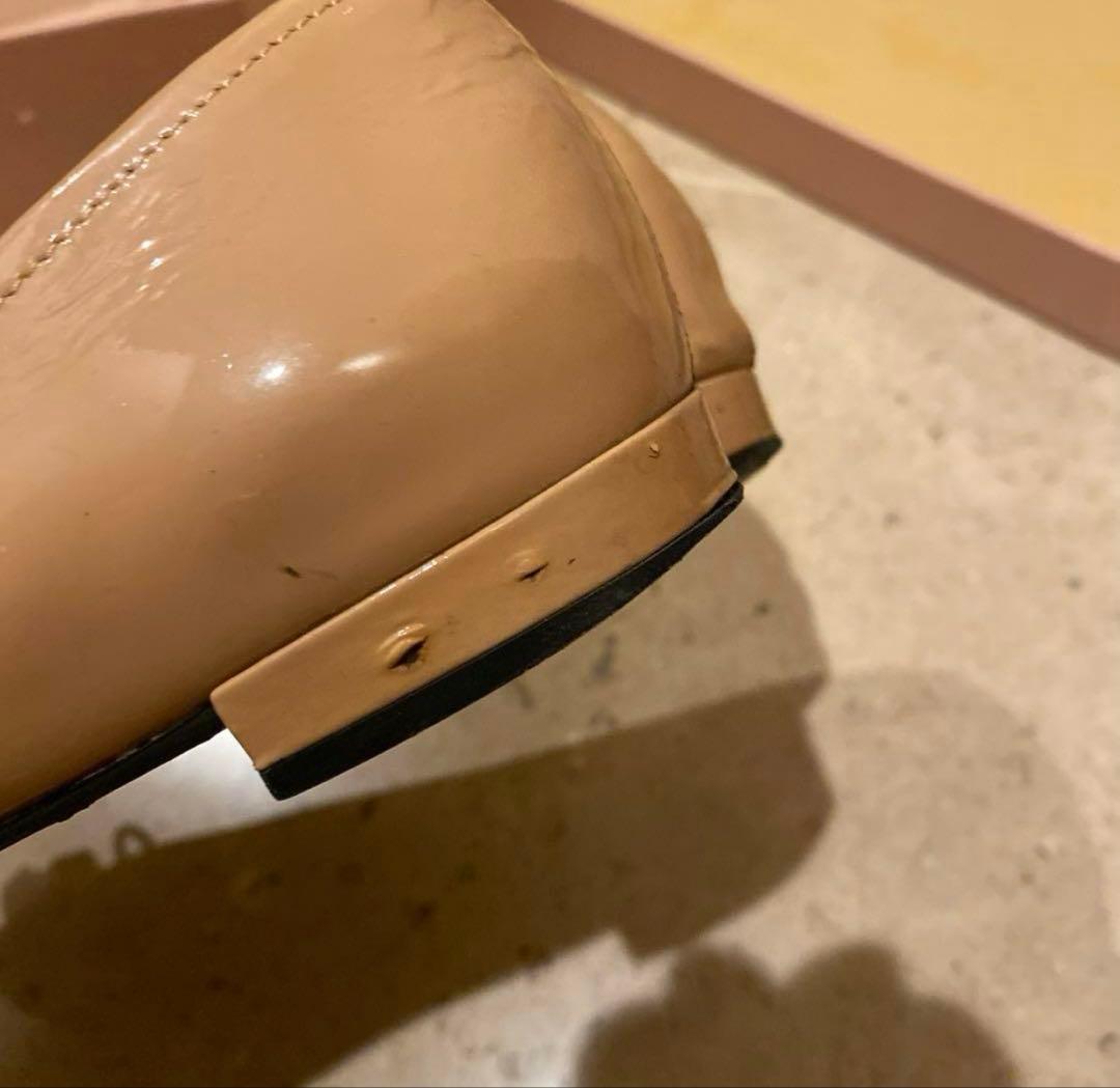 miu miu ビジュー付きフラットシューズ ベージュ