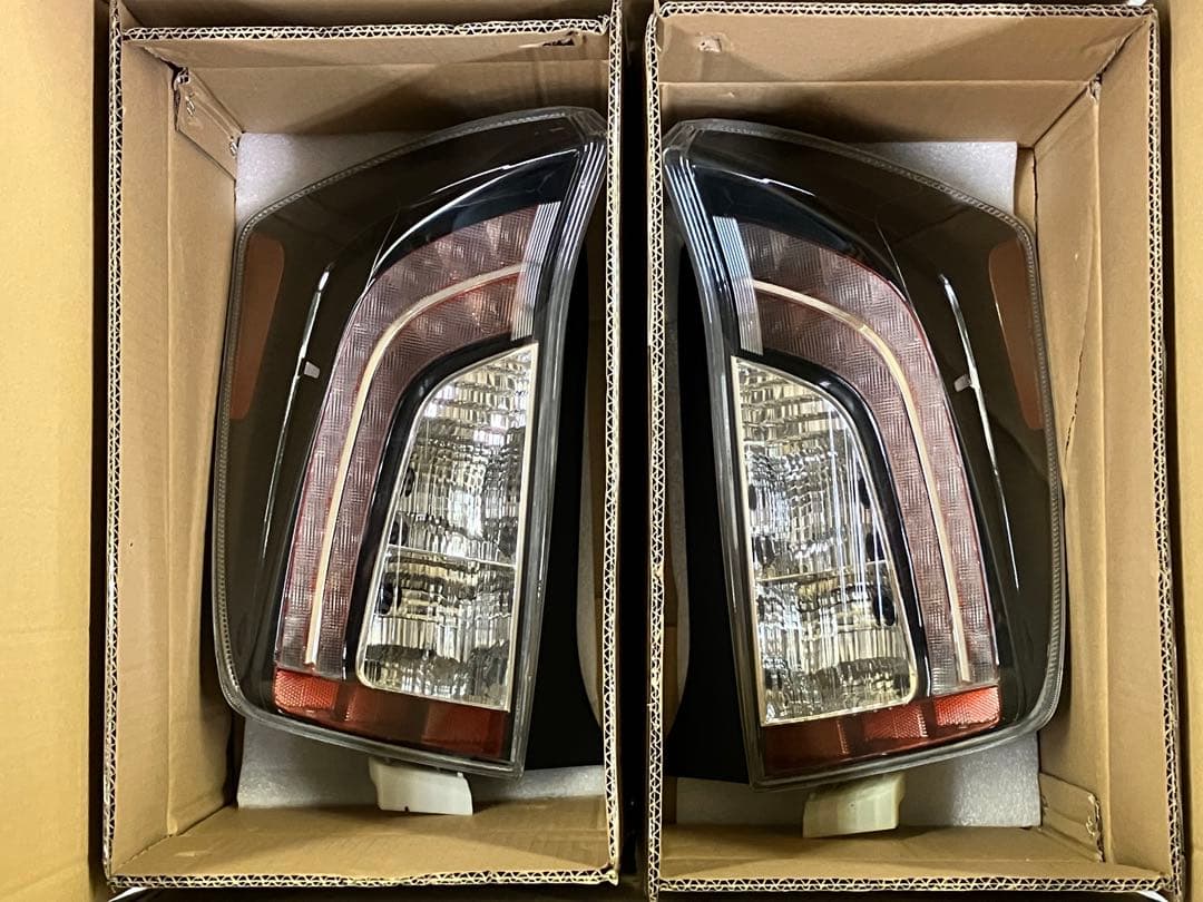 トヨタ 後期30プリウス テールランプ USDM 左右セット