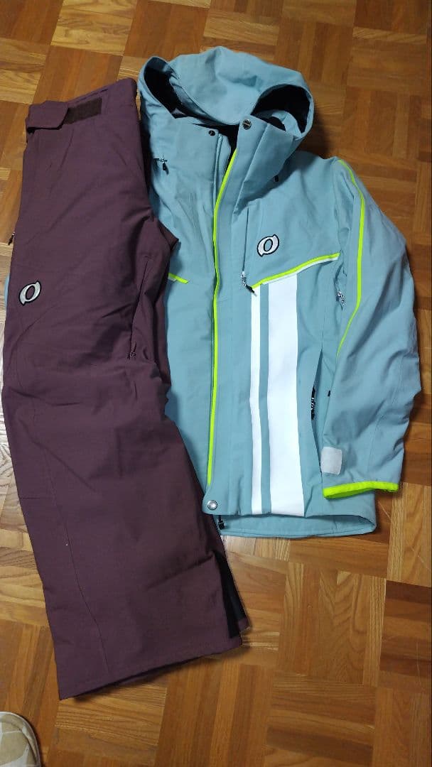 水色ジャケットと紫パンツのスキーウェアセット