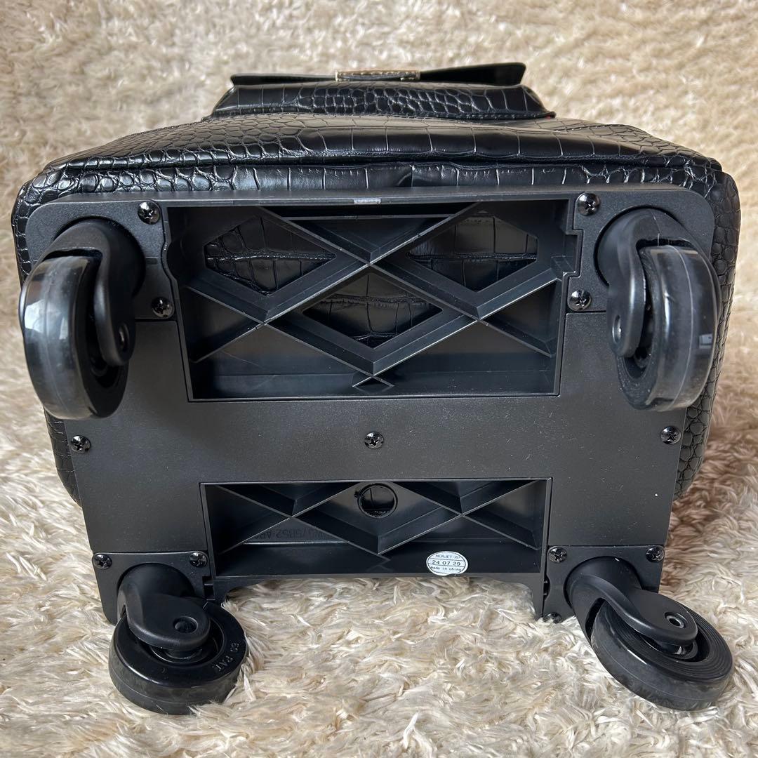 【専用ページ】新品未使用　SWANY スワニー　クロコ調4輪キャリーストッパー付