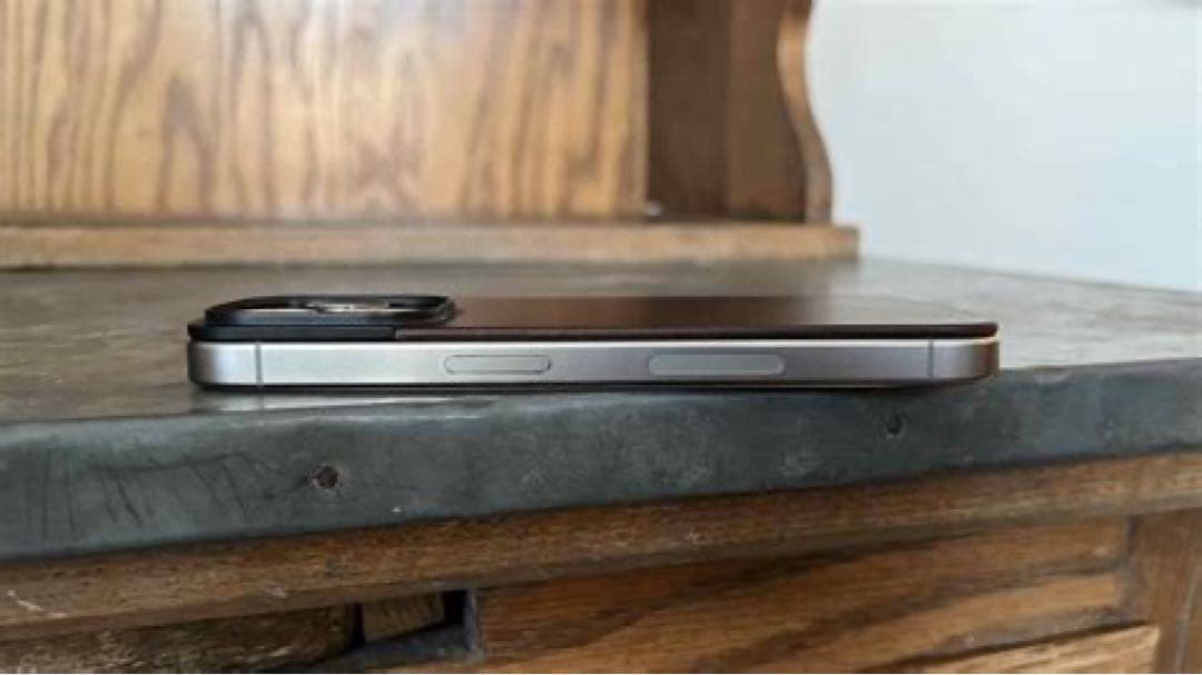 iPhoneアクセサリー NOMAD Magnetic Leather for iPhone 15 Pro