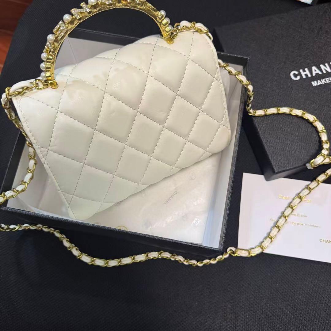 ノベルティホワイト キルティング ショルダーバッグ