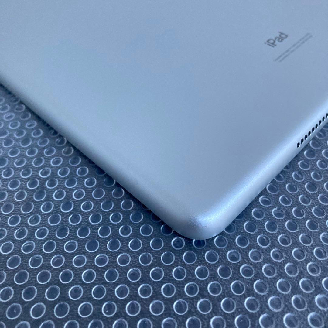 762 外観美品☆電池ほぼ新品☆iPad8 第8世代 32GB WIFIモデル☆