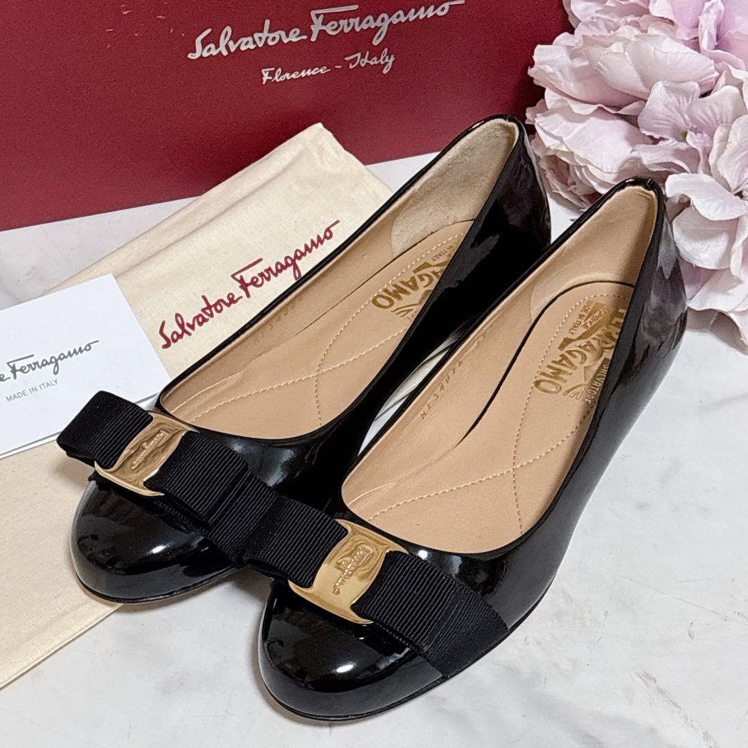 極美品 フェラガモ ヴァリナ バレエシューズ ヴァラ リボン エナメル ブラック
