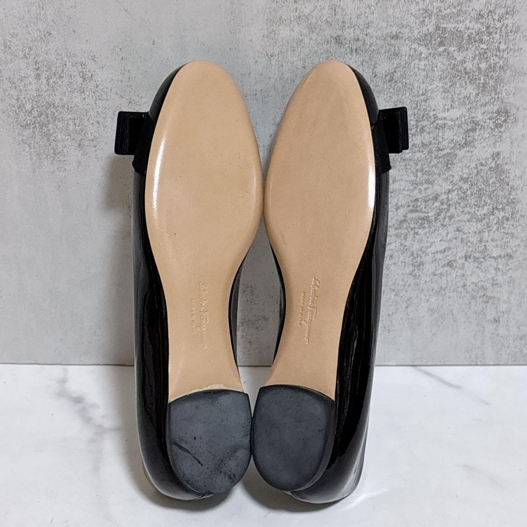 極美品 フェラガモ ヴァリナ バレエシューズ ヴァラ リボン エナメル ブラック