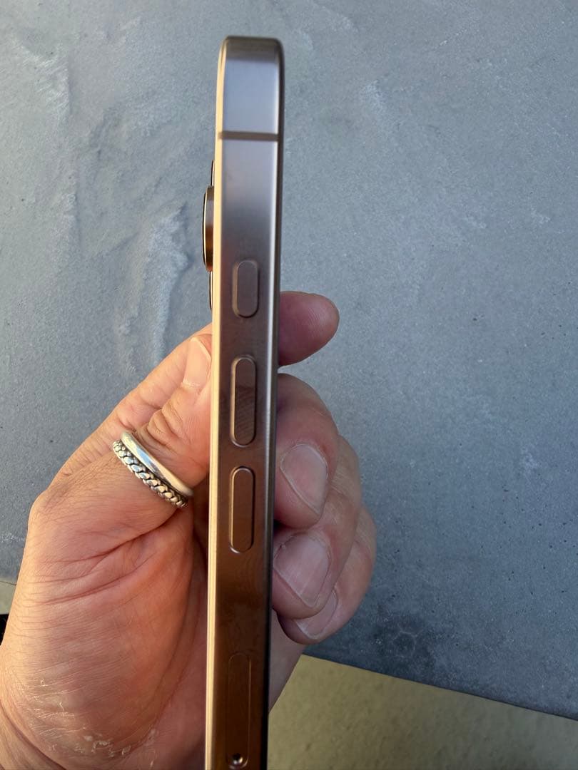 iPhone 16 Pro 256 デザートチタニウム SIMフリー ケース付き