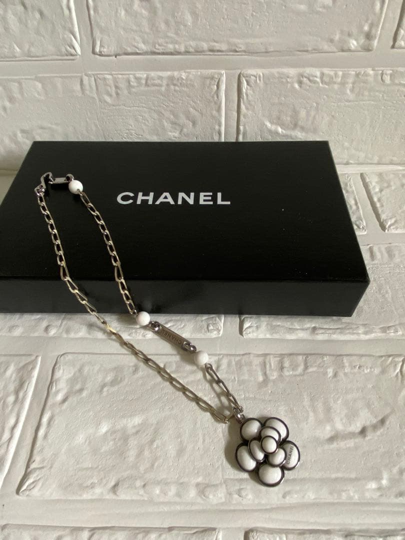 CHANEL カメリアネックレス　ホワイト
