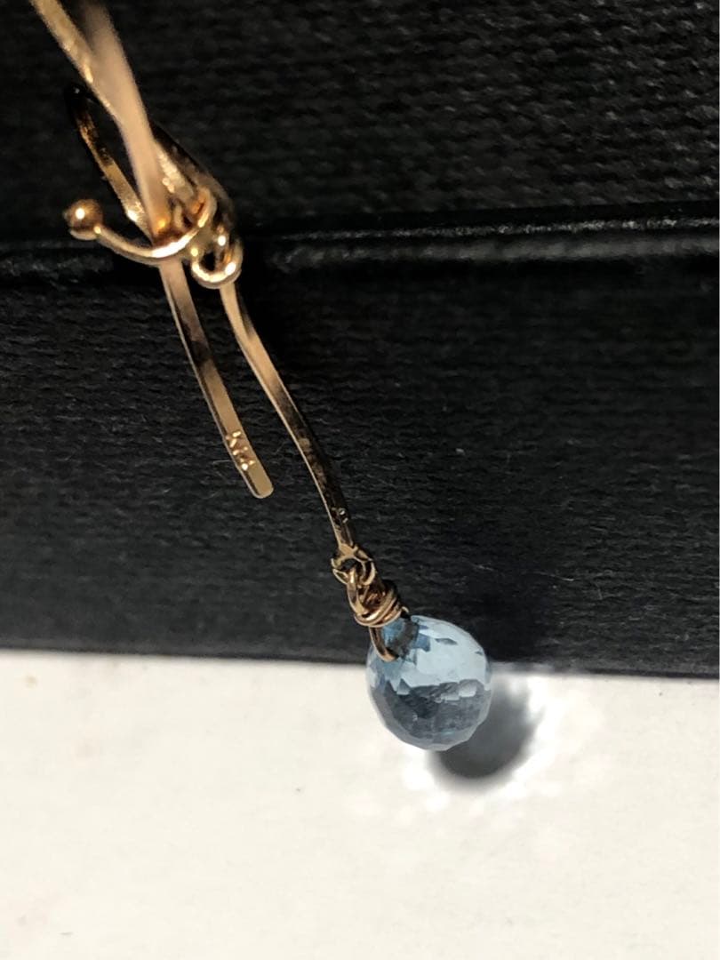 ゴールドトーン リボンデザイン ピアス