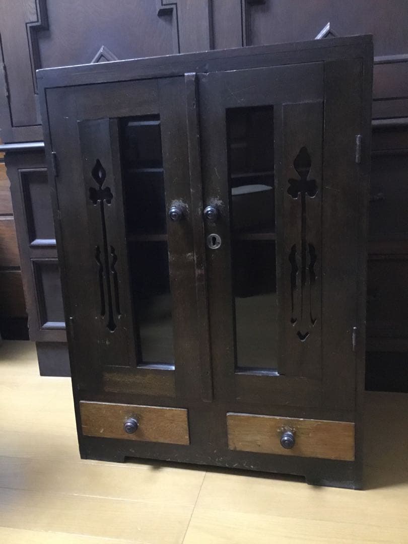 キャビネット　装飾ガラス扉　アンティーク　本箱