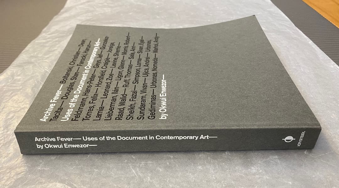 洋書希少）Archive Fever（展覧会図録）、2008年。
