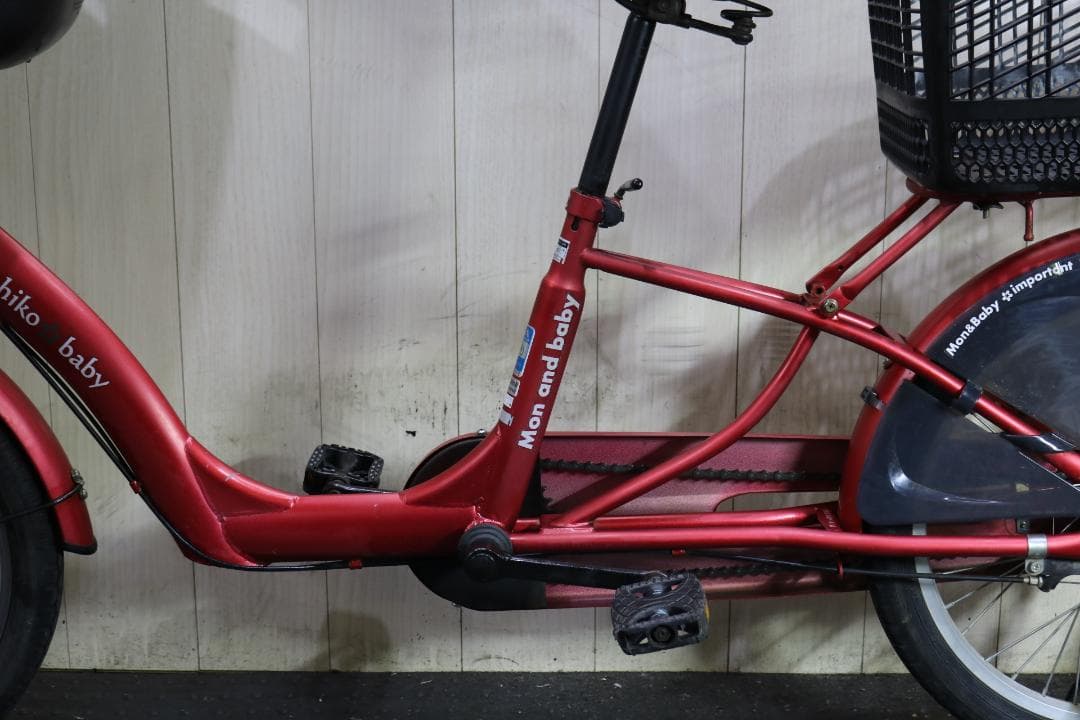 赤いシティサイクル チャイルドシート付き