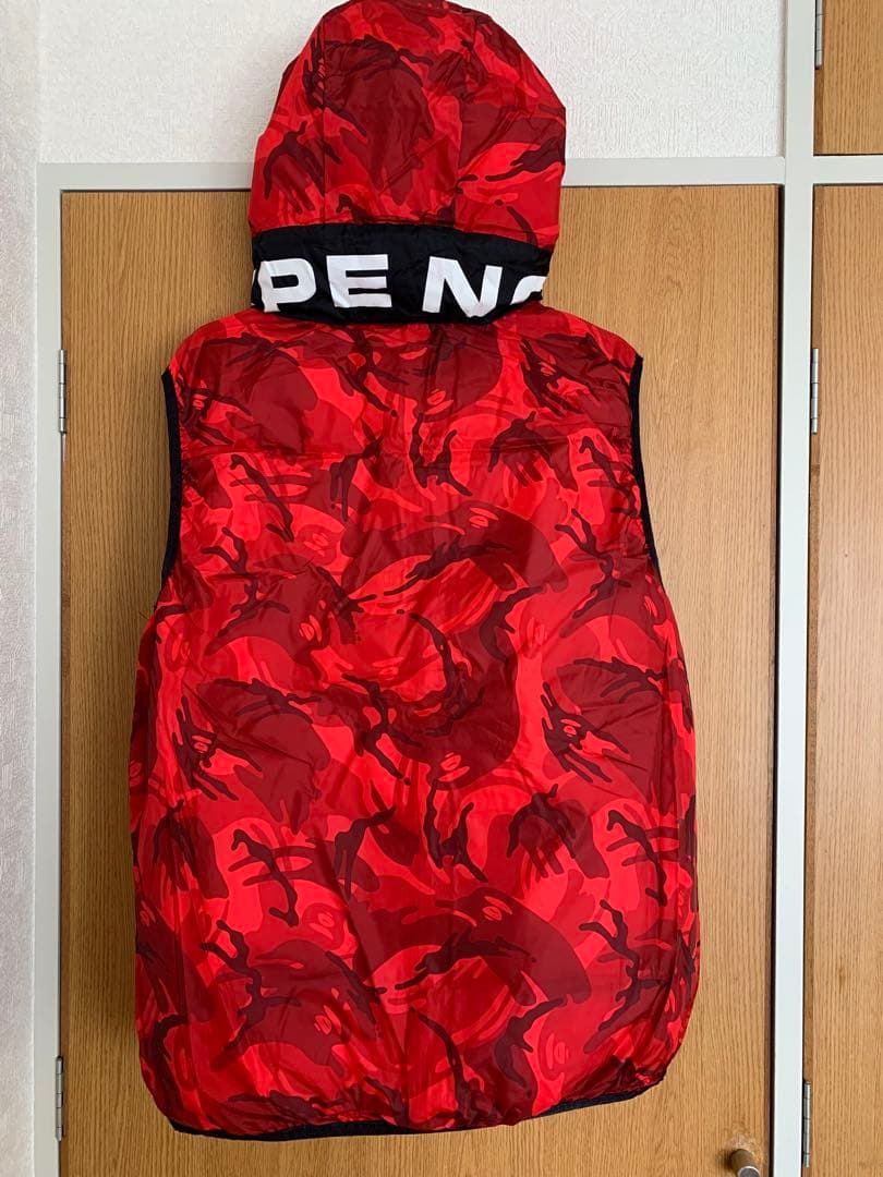 エイプ フード付きリバーシブルダウンベスト 黒 赤迷彩　ＸＬ