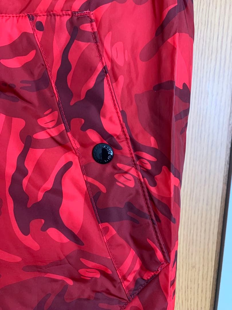 エイプ フード付きリバーシブルダウンベスト 黒 赤迷彩　ＸＬ