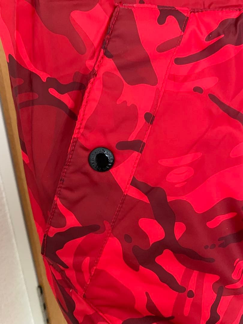 エイプ フード付きリバーシブルダウンベスト 黒 赤迷彩　ＸＬ