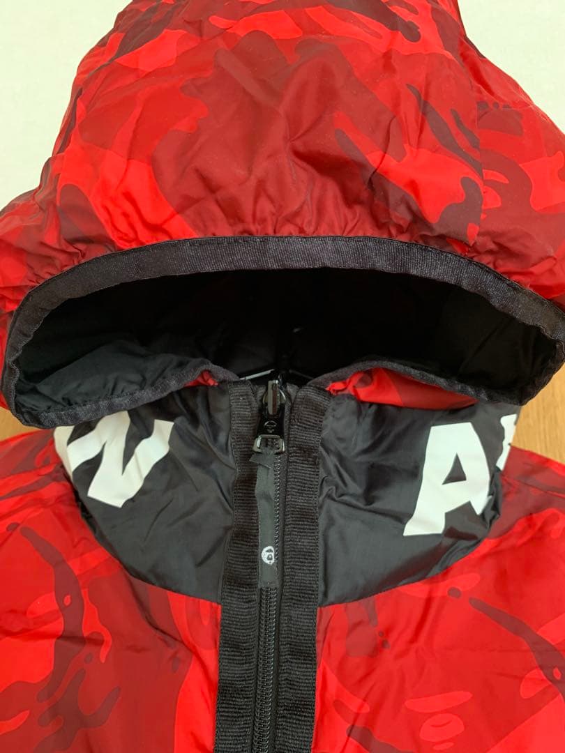 エイプ フード付きリバーシブルダウンベスト 黒 赤迷彩　ＸＬ