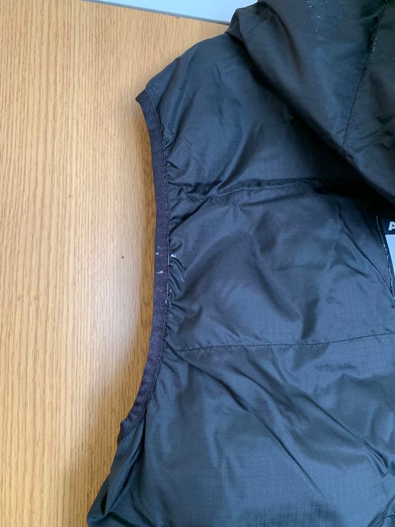 エイプ フード付きリバーシブルダウンベスト 黒 赤迷彩　ＸＬ