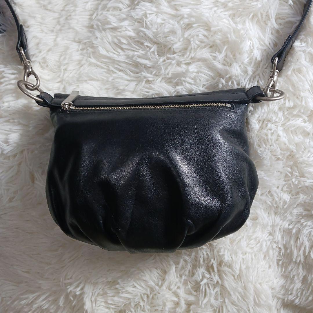 カワカワ　ショルダーバック　レザー　ブラック　斜め掛け　クロスボディ