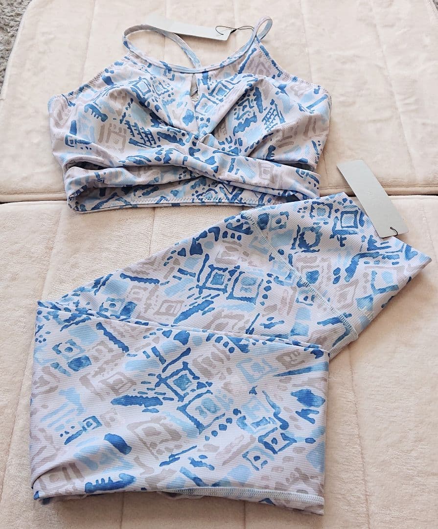 新品 ジュリエ おしゃれなアート柄 上下セット