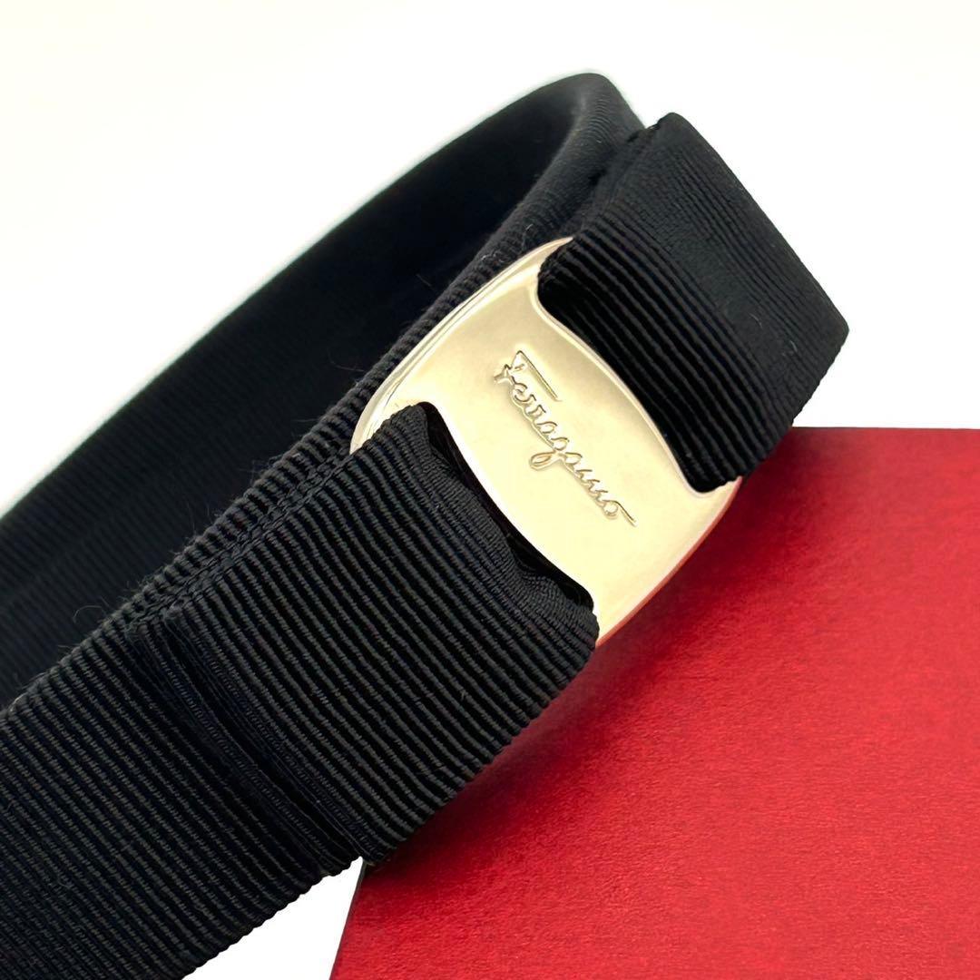 未使用 フェラガモ カチューシャ ブラック ヴァラ リボン ロゴ金具 黒色