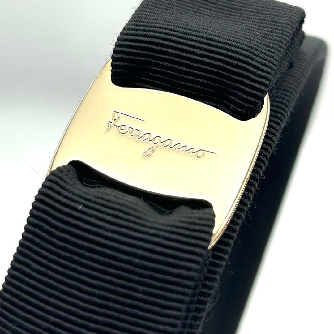 未使用 フェラガモ カチューシャ ブラック ヴァラ リボン ロゴ金具 黒色