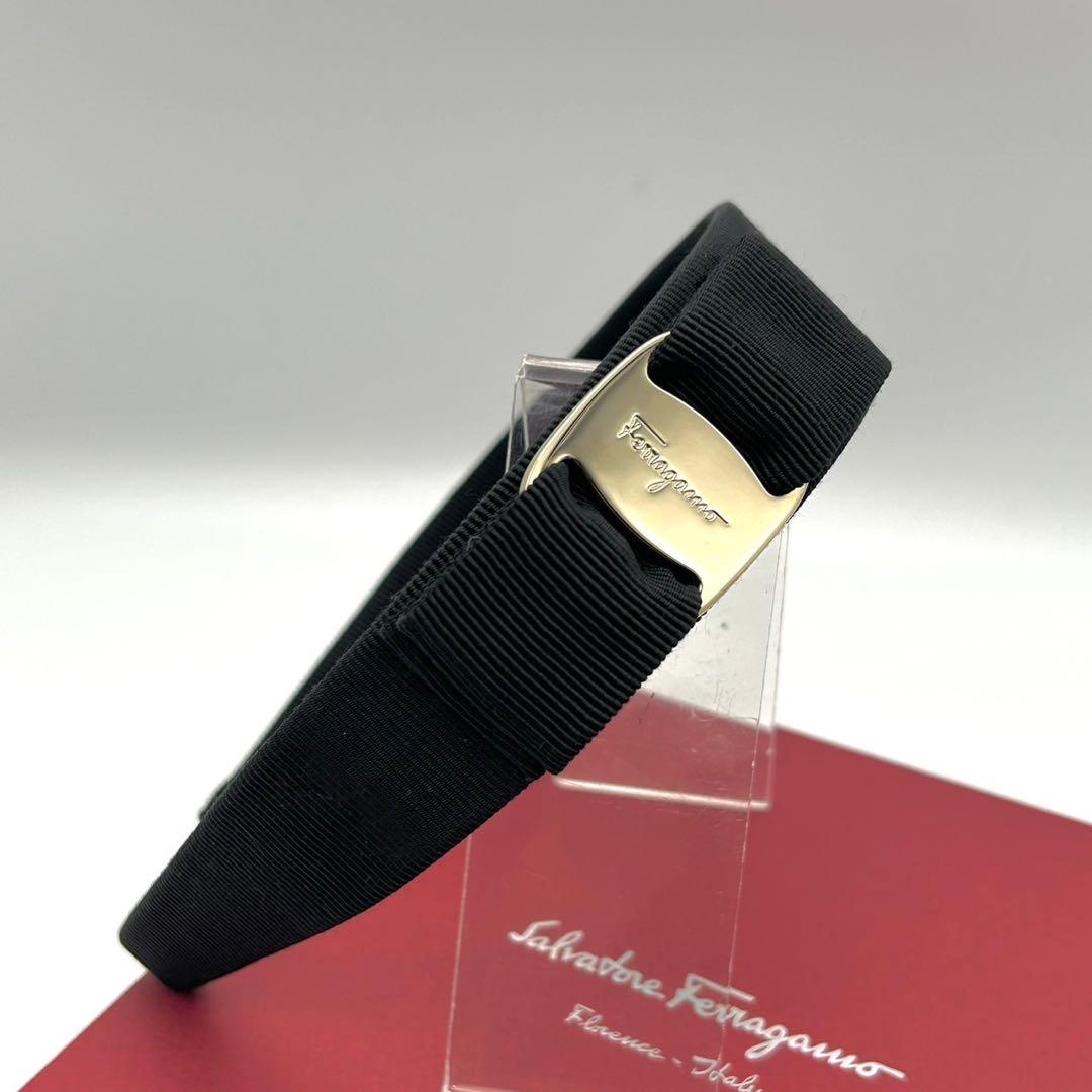 未使用 フェラガモ カチューシャ ブラック ヴァラ リボン ロゴ金具 黒色