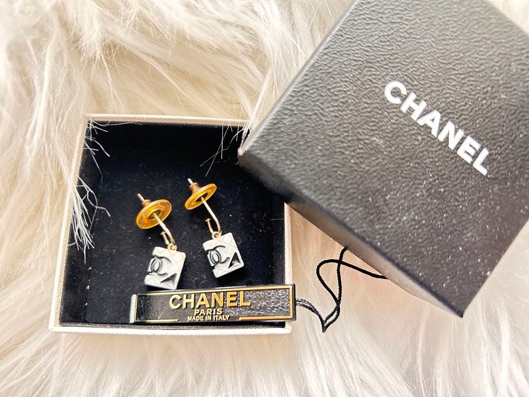 CHANEL スクエア型ピアス ホワイト/ブック　ヴィンテージ