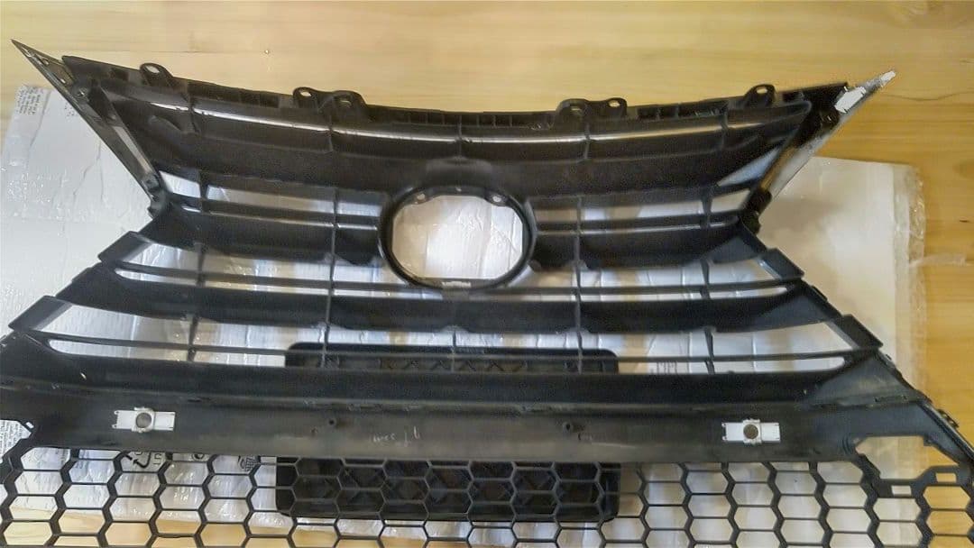 レクサス　NX　前期グリル　 外周メッキモールディング付