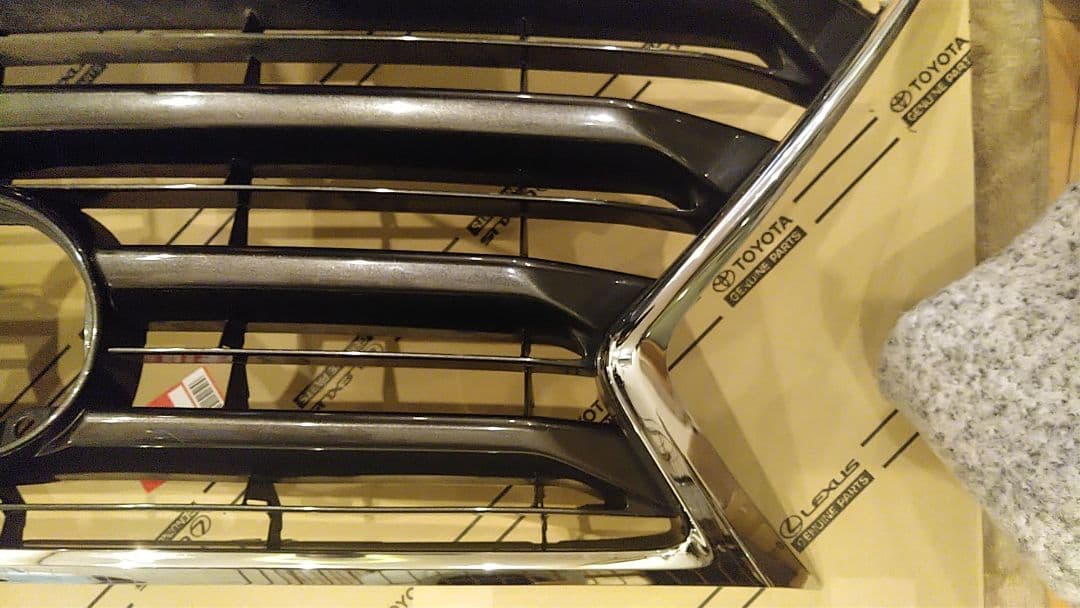 レクサス　NX　前期グリル　 外周メッキモールディング付