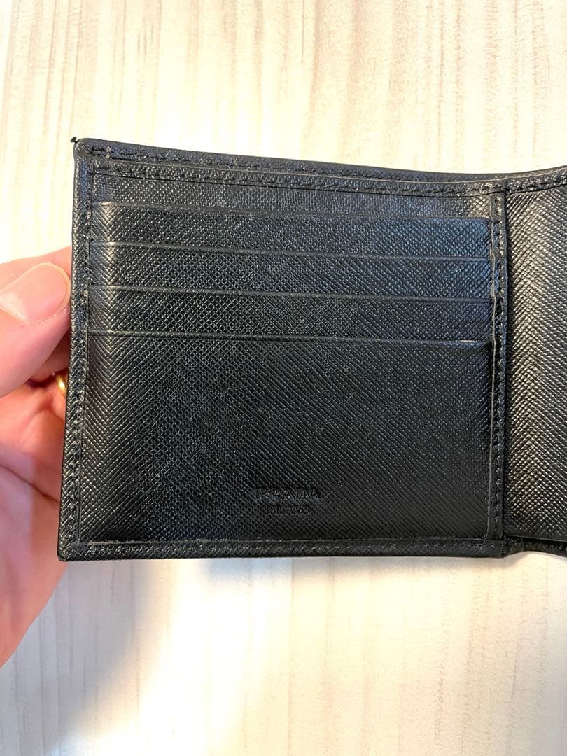 PRADA ブラック 二つ折り財布　メンズ