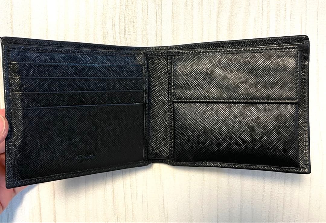 PRADA ブラック 二つ折り財布　メンズ