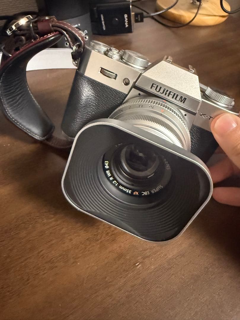 富士フイルム XF35mm F2 R WR シルバー｜角型メタルフード付き