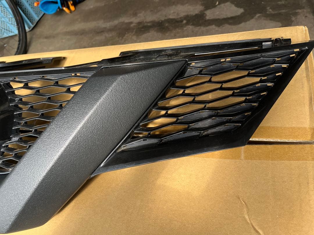 エクストレイルグリル　チッピング塗装