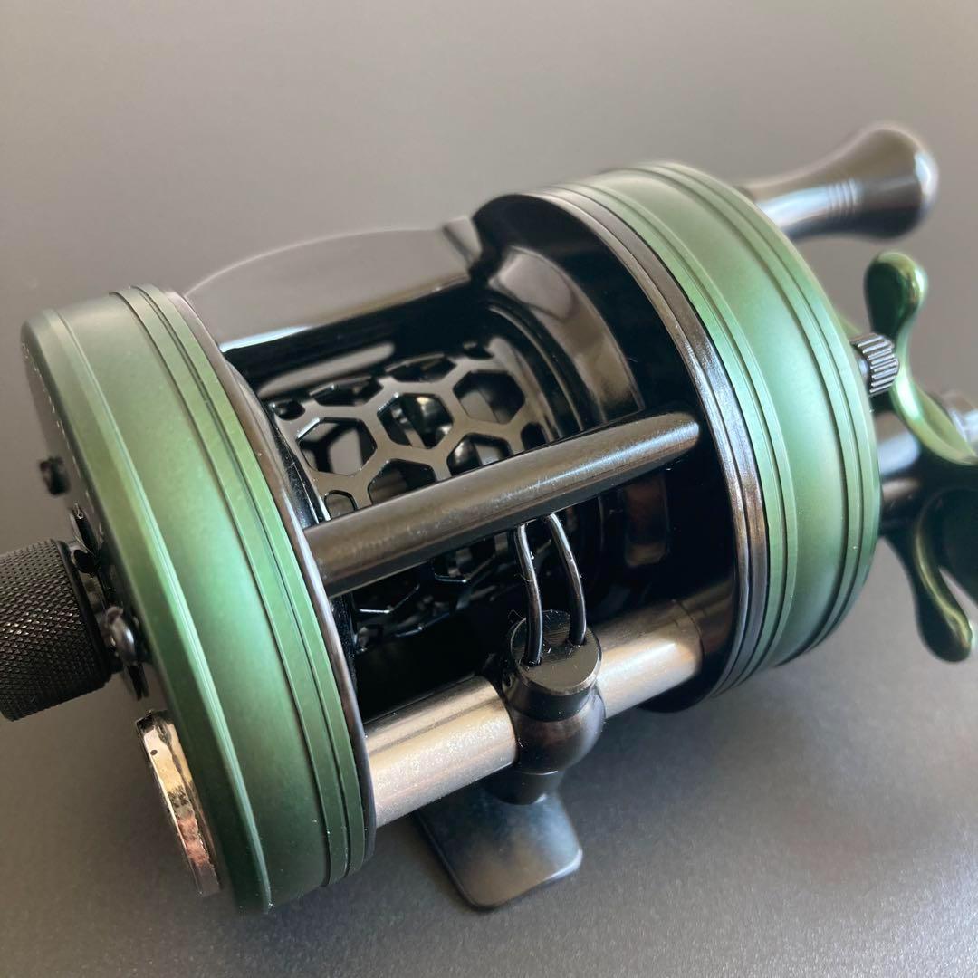 【新品】渓流ベイトリール 丸型リール トラウト用 ブラック／グリーン