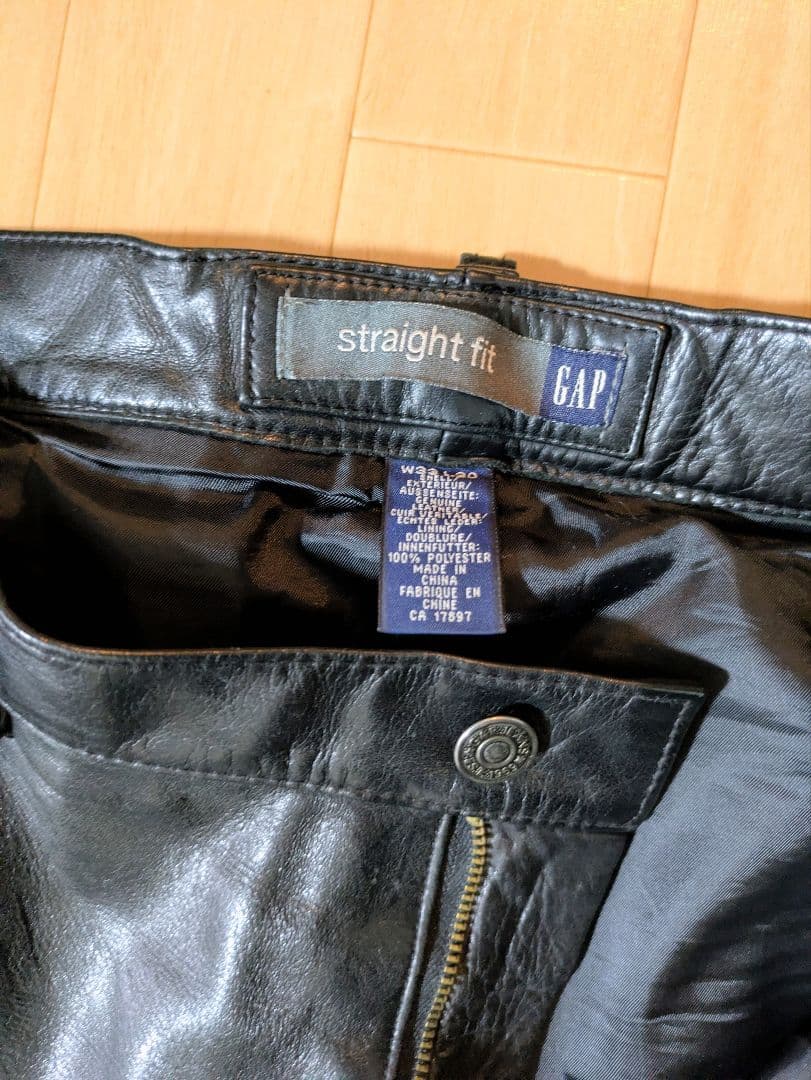 GAPブラックレザー ストレートパンツ