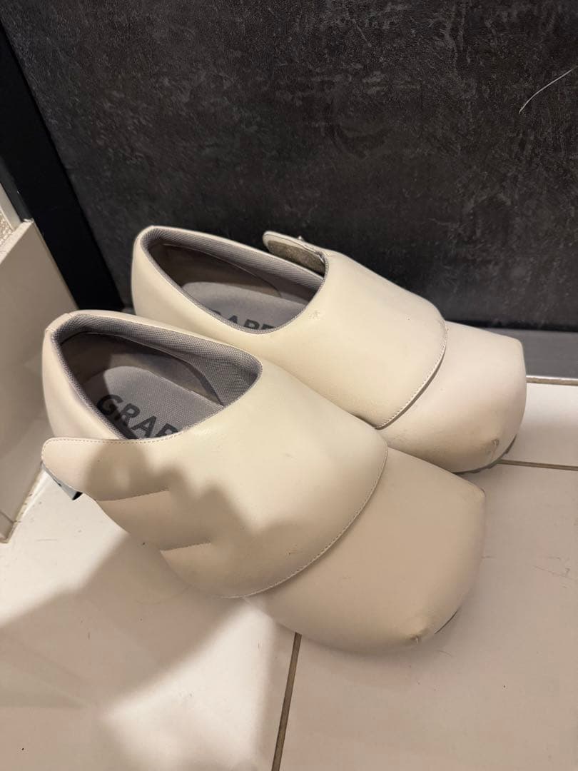 GRAPE Hotel Wings Platform Shoes ホワイト羽